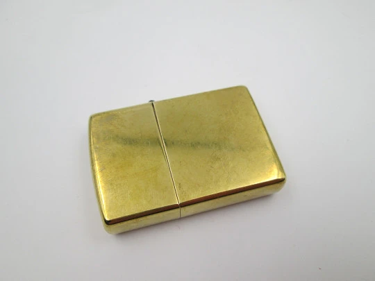 Encendedor de bolsillo a gasolina Zippo. Modelo 254. Latón macizo pulido. EEUU. 2021