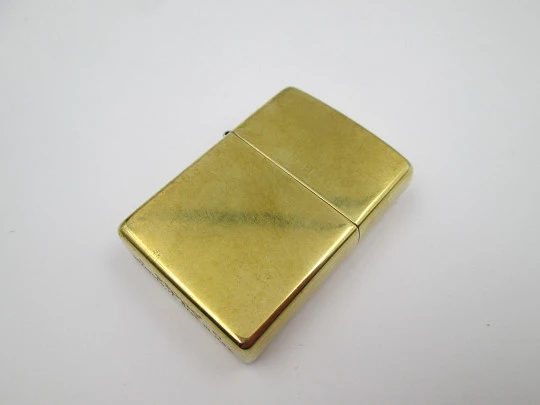 Encendedor de bolsillo a gasolina Zippo. Modelo 254. Latón macizo pulido. EEUU. 2021