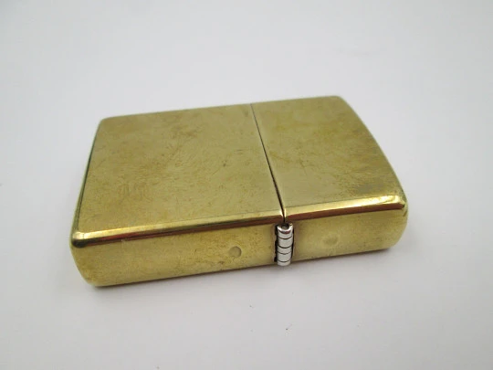 Encendedor de bolsillo a gasolina Zippo. Modelo 254. Latón macizo pulido. EEUU. 2021