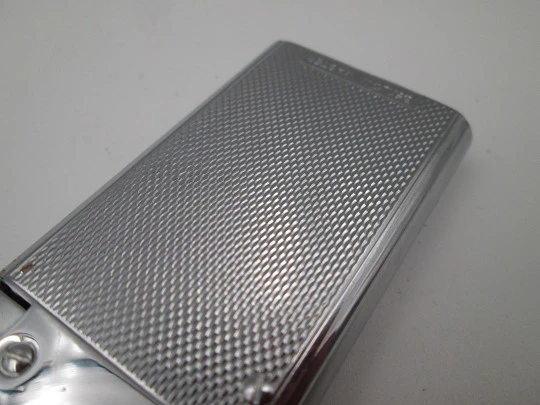 Encendedor de bolsillo automático a gasolina Benlow Master. Metal plateado. Caja. 1950 Encendedor de bolsillo automático a gasolina Benlow Master. Metal plateado. Caja. 1950