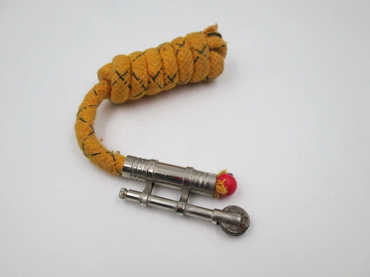Encendedor de bolsillo de mecha marca BB. Metal niquelado. España. 1980