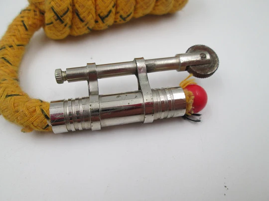 Encendedor de bolsillo de mecha marca BB. Metal niquelado. España. 1980
