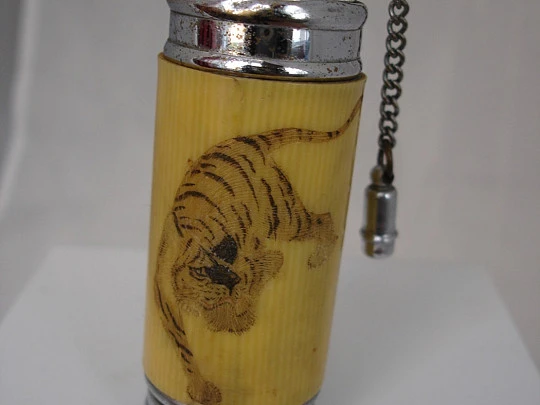 Encendedor de bolsillo. Metal plateado y resina. Motivo tigre. 1940