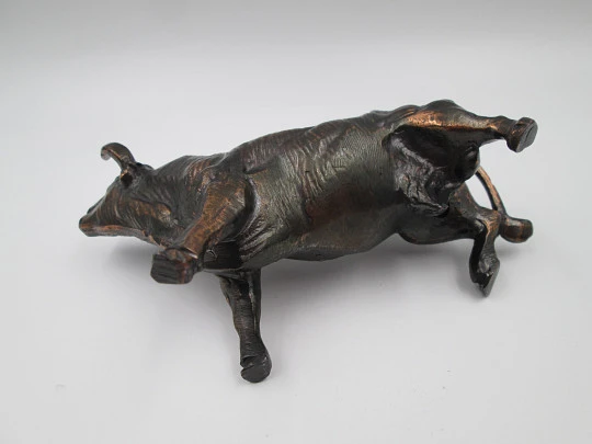 Encendedor de despacho a gasolina. Toro bravo. Bronce y metal plateado. Europa. 1970