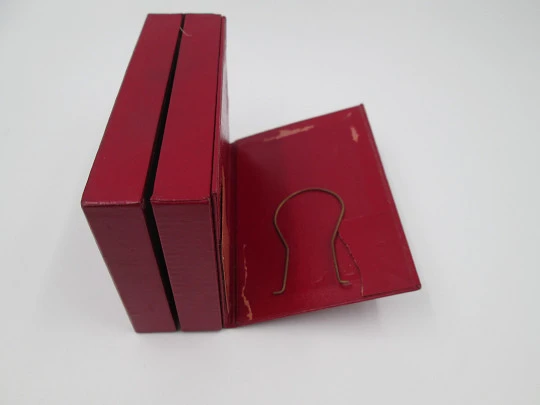 Encendedor de gas Cartier. Laminado en oro amarillo. Patrón de ondas. Estuche. 1990