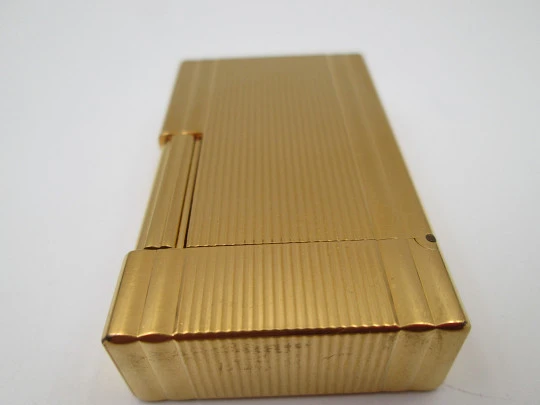 Encendedor de gas S.T. Dupont París. Chapado en oro. Patrón lineal. Estuche. 1990. Francia Encendedor de gas S.T. Dupont París. Chapado en oro. Patrón lineal. Estuche. 1990. Francia