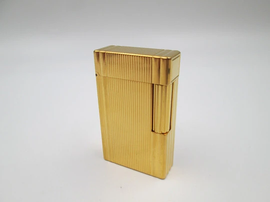Encendedor de gas S.T. Dupont París. Chapado en oro. Patrón lineal. Estuche. 1990. Francia Encendedor de gas S.T. Dupont París. Chapado en oro. Patrón lineal. Estuche. 1990. Francia