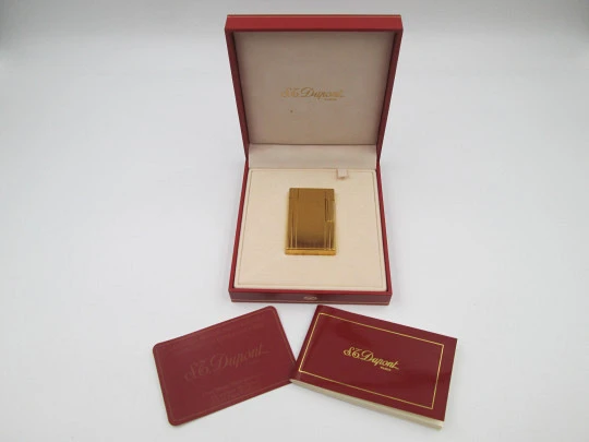 Encendedor de gas S.T. Dupont París. Chapado en oro. Patrón lineal. Estuche. 1990. Francia Encendedor de gas S.T. Dupont París. Chapado en oro. Patrón lineal. Estuche. 1990. Francia