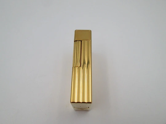 Encendedor de gas S.T. Dupont París. Chapado en oro. Patrón lineal. Estuche. 1990. Francia Encendedor de gas S.T. Dupont París. Chapado en oro. Patrón lineal. Estuche. 1990. Francia