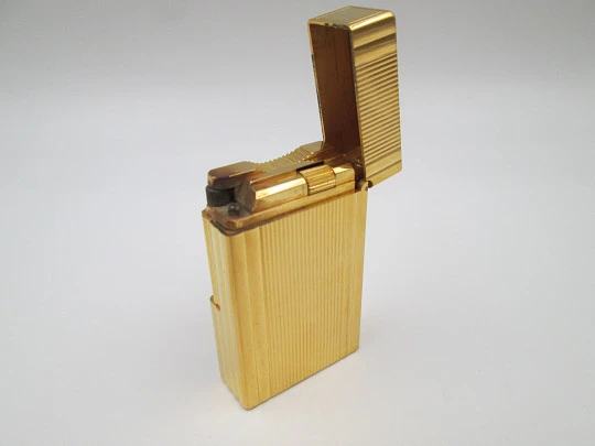 Encendedor de gas S.T. Dupont París. Chapado en oro. Patrón lineal. Estuche. 1990. Francia Encendedor de gas S.T. Dupont París. Chapado en oro. Patrón lineal. Estuche. 1990. Francia