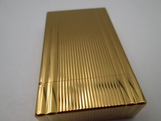 Encendedor de gas S.T. Dupont París. Chapado en oro. Patrón lineal. Estuche. 1990. Francia Encendedor de gas S.T. Dupont París. Chapado en oro. Patrón lineal. Estuche. 1990. Francia