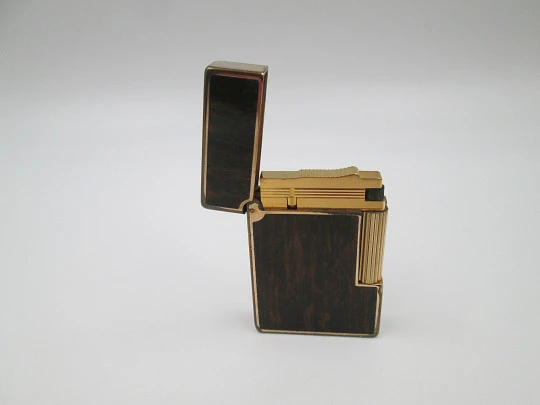 Encendedor de gas S.T. Dupont París. Laca bicolor y chapado en oro. Estuche. 1990 Encendedor de gas S.T. Dupont París. Laca bicolor y chapado en oro. Estuche. 1990