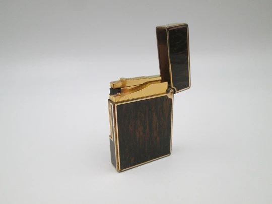 Encendedor de gas S.T. Dupont París. Laca bicolor y chapado en oro. Estuche. 1990 Encendedor de gas S.T. Dupont París. Laca bicolor y chapado en oro. Estuche. 1990