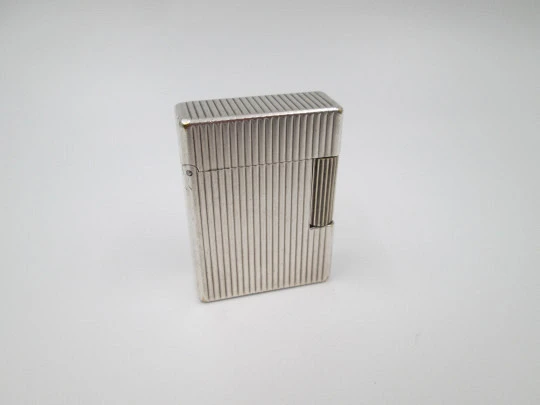Encendedor de gas S.T. Dupont París. Metal chapado en plata. Patrón lineal. 1980