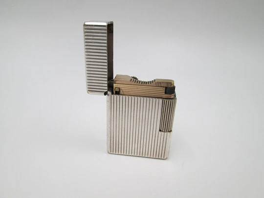 Encendedor de gas S.T. Dupont París. Metal chapado en plata. Patrón lineal. 1980