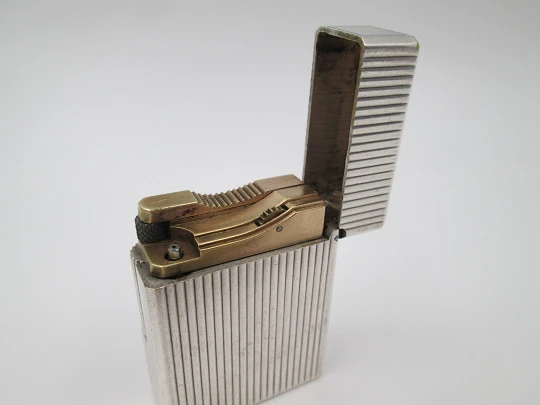 Encendedor de gas S.T. Dupont París. Metal chapado en plata. Patrón lineal. 1980