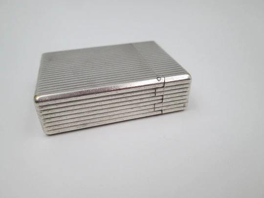 Encendedor de gas S.T. Dupont París. Metal chapado en plata. Patrón lineal. 1980