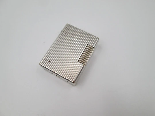 Encendedor de gas S.T. Dupont París. Metal chapado en plata. Patrón lineal. 1980