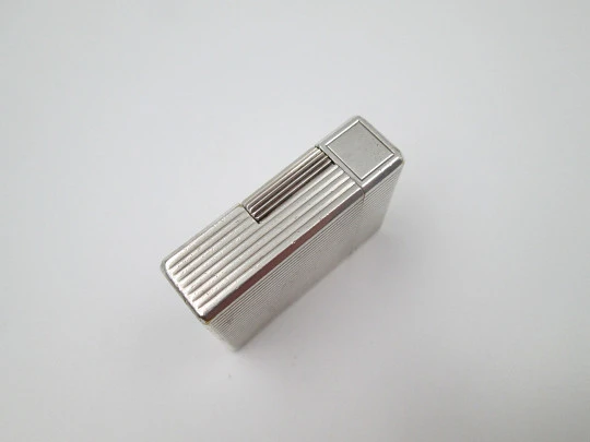 Encendedor de gas S.T. Dupont París. Metal chapado en plata. Patrón lineal. 1980