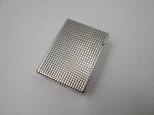 Encendedor de gas S.T. Dupont París. Metal chapado en plata. Patrón lineal. 1980