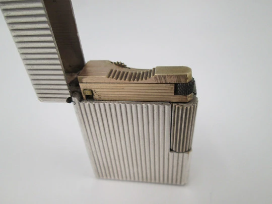 Encendedor de gas S.T. Dupont París. Metal chapado en plata. Patrón lineal. 1980