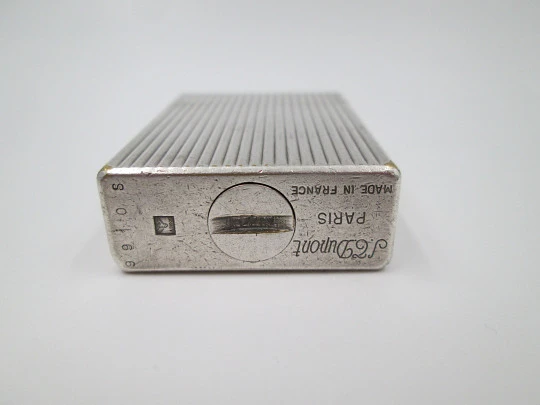 Encendedor de gas S.T. Dupont París. Metal chapado en plata. Patrón lineal. 1980