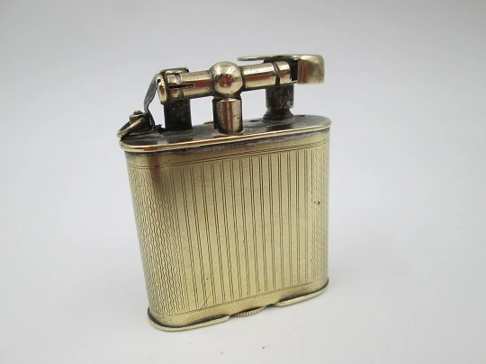 Encendedor de gasolina Corona con reloj mecánico Atlantic. Metal dorado. 1940 Encendedor de gasolina Corona con reloj mecánico Atlantic. Metal dorado. 1940
