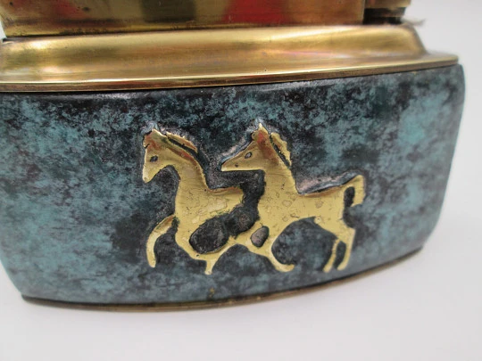 Encendedor de gasolina Karl Wieden. Bronce y malaquita. Motivo de caballos. Alemania. 1930