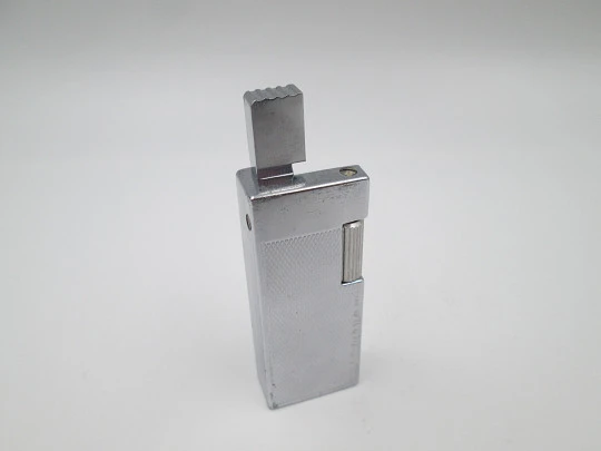 Encendedor de gasolina Master. Chapado en plata. Patrón romboidal. Caja. Suiza. 1970