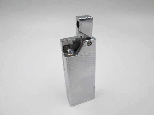 Encendedor de gasolina Master. Chapado en plata. Patrón romboidal. Caja. Suiza. 1970