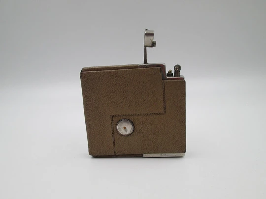 Encendedor de mecha a gasolina con pitillera. Metal plateado y piel marrón. Austria. 1950