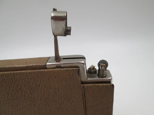 Encendedor de mecha a gasolina con pitillera. Metal plateado y piel marrón. Austria. 1950