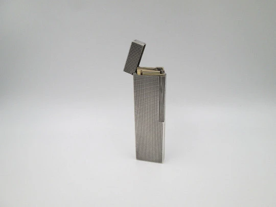 Encendedor de mesa S.T. Dupont. Metal chapado en plata. Patrón diamante. 1980