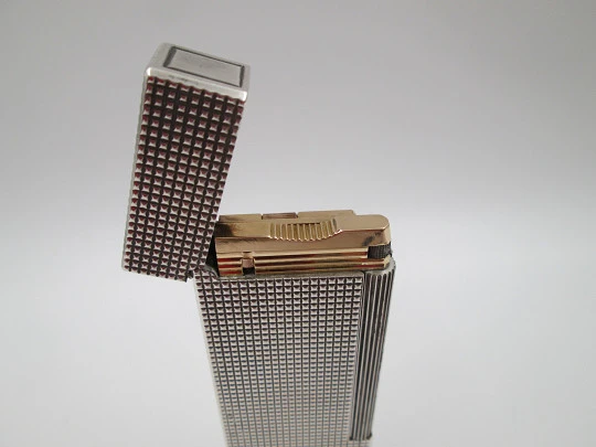 Encendedor de mesa S.T. Dupont. Metal chapado en plata. Patrón diamante. 1980