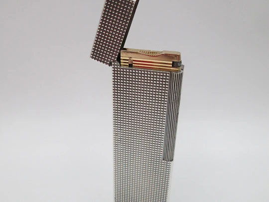 Encendedor de mesa S.T. Dupont. Metal chapado en plata. Patrón diamante. 1980
