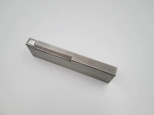 Encendedor de mesa S.T. Dupont. Metal chapado en plata. Patrón diamante. 1980