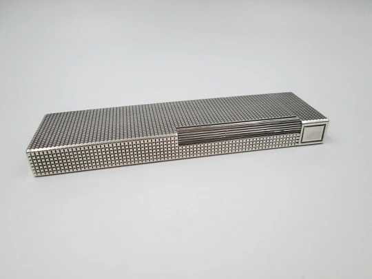 Encendedor de mesa S.T. Dupont. Metal chapado en plata. Patrón diamante. 1980