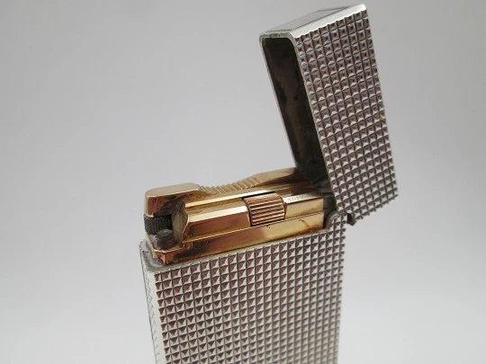Encendedor de mesa S.T. Dupont. Metal chapado en plata. Patrón diamante. 1980