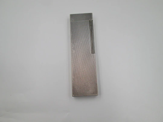 Encendedor de mesa S.T. Dupont. Metal chapado en plata. Patrón diamante. 1980