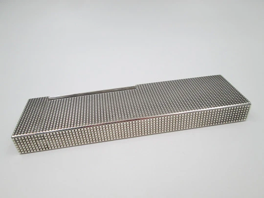 Encendedor de mesa S.T. Dupont. Metal chapado en plata. Patrón diamante. 1980