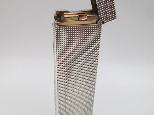 Encendedor de mesa S.T. Dupont. Metal chapado en plata. Patrón diamante. 1980