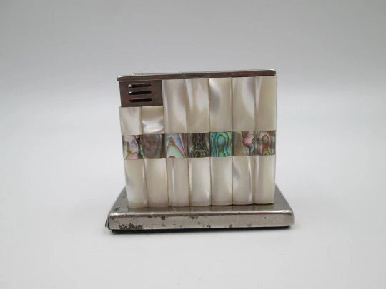 Encendedor de sobremesa a gas Augusta. Metal plateado, nácar y madreperla. 1970