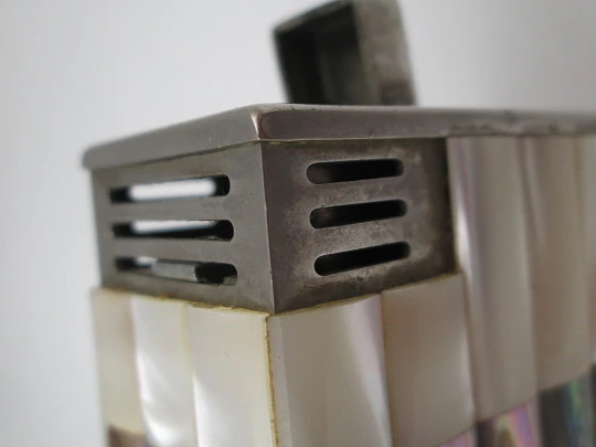 Encendedor de sobremesa a gas Augusta. Metal plateado, nácar y madreperla. 1970