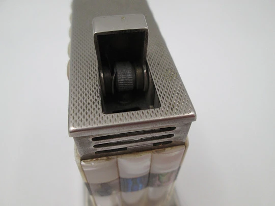 Encendedor de sobremesa a gas Augusta. Metal plateado, nácar y madreperla. 1970