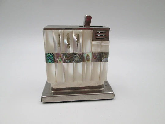 Encendedor de sobremesa a gas Augusta. Metal plateado, nácar y madreperla. 1970