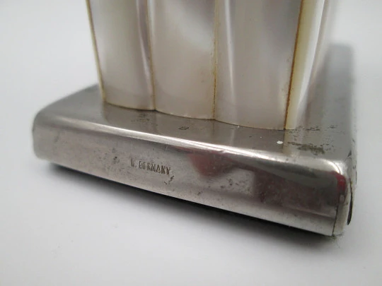 Encendedor de sobremesa a gas Augusta. Metal plateado, nácar y madreperla. 1970