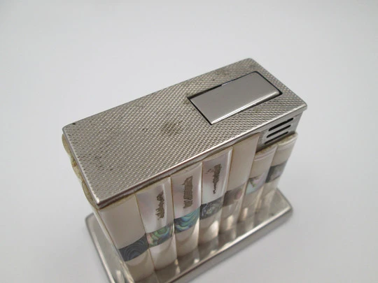 Encendedor de sobremesa a gas Augusta. Metal plateado, nácar y madreperla. 1970
