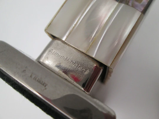Encendedor de sobremesa a gas Augusta. Metal plateado, nácar y madreperla. 1970