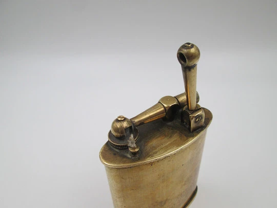 Encendedor de sobremesa a gasolina en bronce. Modelo de martillo. Francia. 1930 Encendedor de sobremesa a gasolina en bronce. Modelo de martillo. Francia. 1930