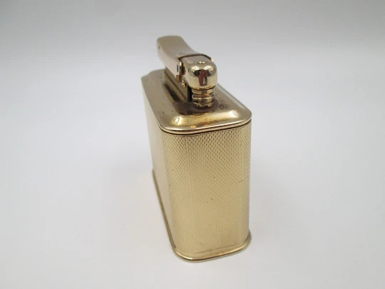 Encendedor de sobremesa a gasolina Ibelo Monopol. Metal dorado y detalle esmalte. 1950